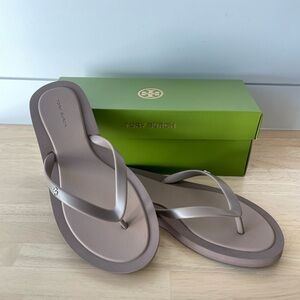 NWT Tory Burch Kira Padded Flip Flop - Color:
Mountain Gray / Silver, Size 8